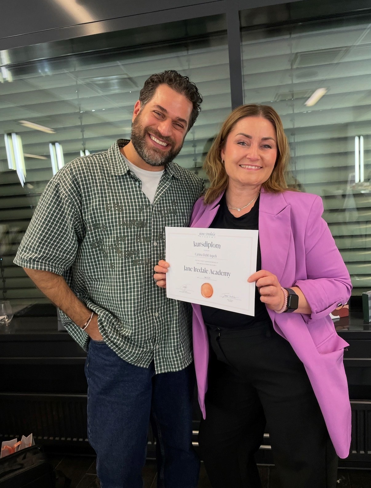 Carina sammen med makeupartist Tomas Erdis etter videreutdanning ved Jane Iredale Academy